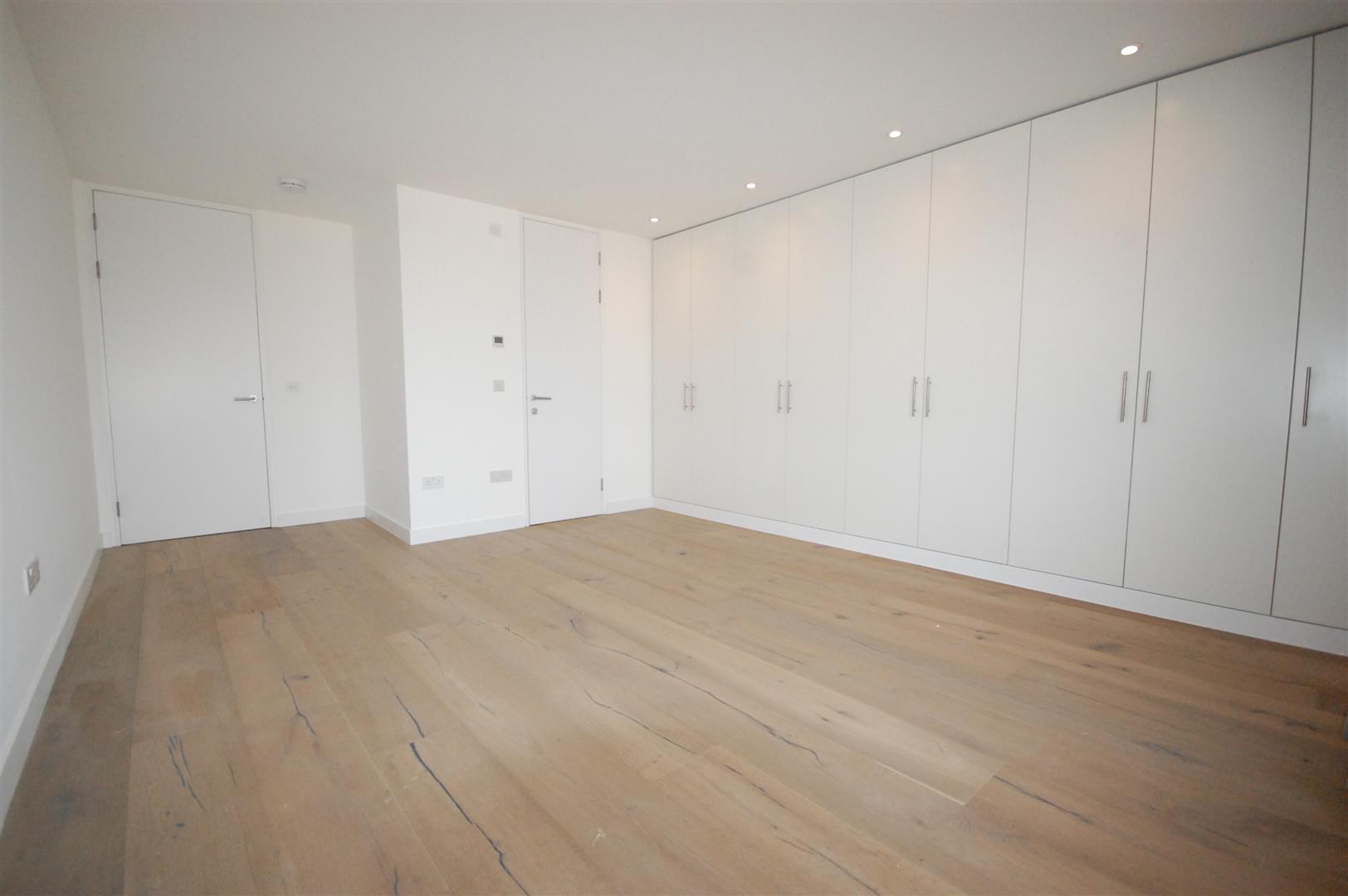 3 bed property in Park Road, London